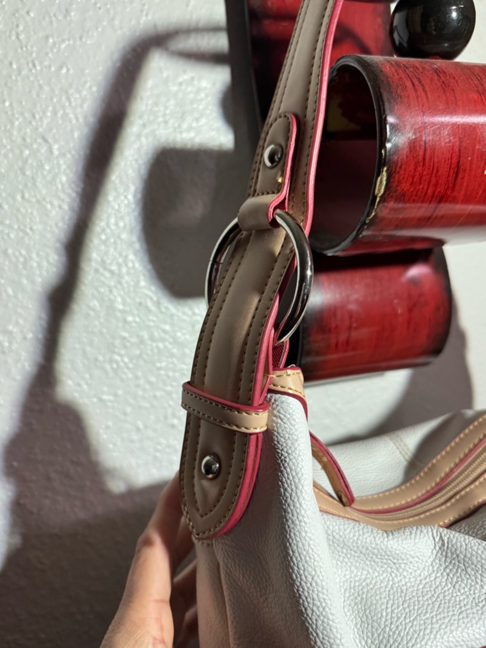 Tignanello White Pebble Leather Shoulder Bag with Tan and red Trim - Picture 8 of 9